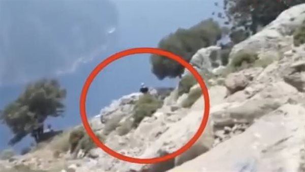 دفعها من أعلى جبل.. فيديو يوثق اللحظات الأخيرة في حياة سيدة حامل قبل مقتلها على يد زوجها | شاهد