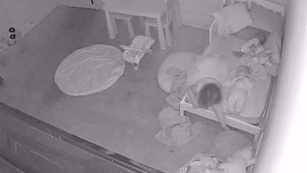 لقطات لا تصدق..شبح يجذب طفلة من ساقيها وتصرخ في رعب بحثا عن والدتها | فيديو