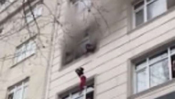 رمتهم من الشباك..أم تنجو بأطفالها من حريق بطريقة صادمة | فيديو