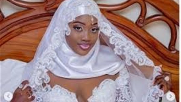 محجبة بصدر عاري.. جلسة تصوير صادمة لعروس | شاهد