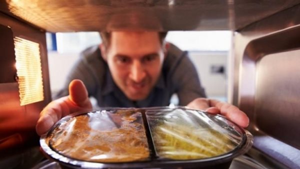 تسبب السرطان والعقم .. لا تعيد تسخين هذه الاطعمة مهما حدث