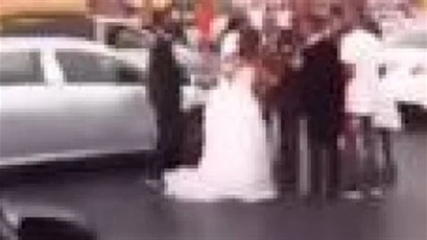 بعد اكتشافها سرًا خطيرًا.. عروس توقف الزفة وتضرب العريس