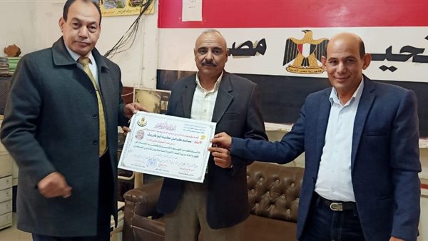 إدارة الصف التعليمية بجنوب الجيزة تكرم رئيس قسم التخطيط والمباني لجهوده المبذولة