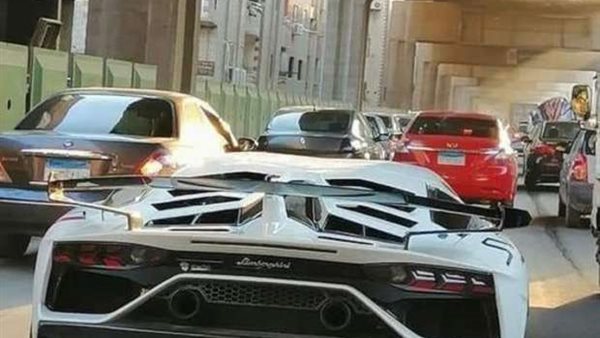 صاحبها ساكن في فيصل..«لامبورجيني» تثير الجدل على كوبري صفط اللبن | شاهد