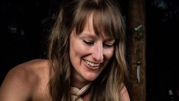 قادرة على التحدي..فتاة انفصلت عن خطيبها فقررت الزواج من نفسها | شاهد