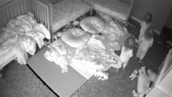 تعليق مثير من الأم..رعب 3 توائم بعد مزاعم رؤية شبح | فيديو