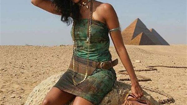 فستان مكشوف .. ظهور مثير لروبي في حفل ضخم على سفح الأهرامات | شاهد