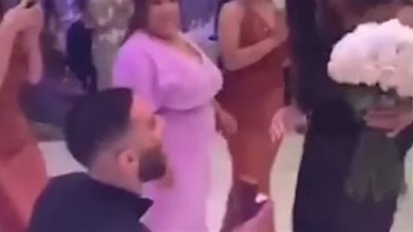 صدمة وإحباط.. شاب يتقدم لخطبة حبيبته في حفل زفاف صديقه ورد الفعل مفاجأة | شاهد