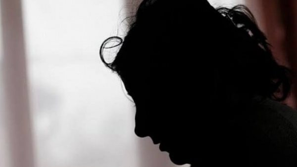 بيرش عليها ميه وهي نايمة .. أغرب قضية خلع في مصر 