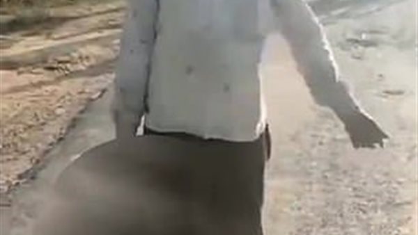 مشاهد صادمة..أب يقطع رأس ابنته الكبرى ويسير بها في الشارع | فيديو وصور