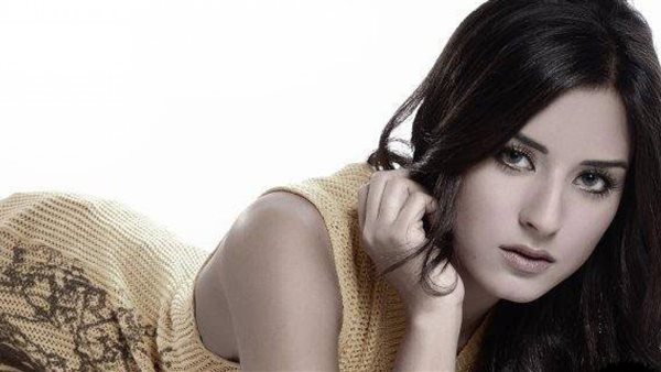 فستان مثير فوق الركبة .. ريهام أيمن تثير الجدل بهذه الإطلاله | صور