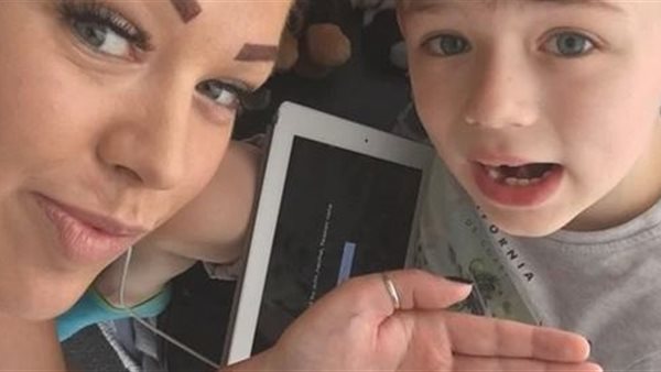 يحاول الانتحار وقتلهم.. أم تكتشف إصابة ابنها الصغير بحالة مرضية خطيرة | شاهد