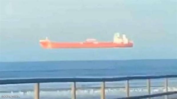 صورة حيرت الجميع.. ما سر السفينة الطائرة في الهواء؟ | فيديو