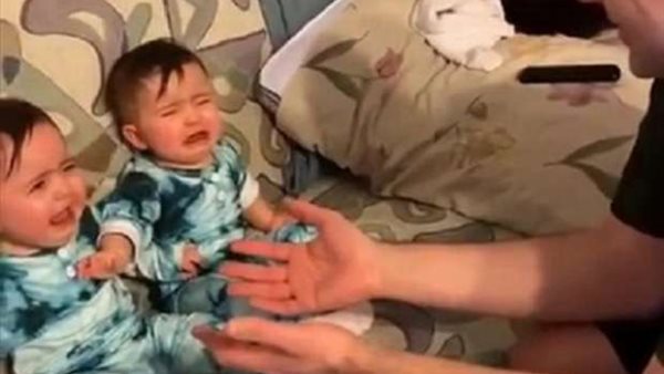 على طريقة أحمد وزينب.. أب يرعب طفلتيه بفيديو حقق 9 ملايين مشاهدة