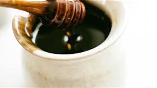 لن تتخيل ..ماذا يحدث للجسم عند تناول ملعقة من العسل الأسود قبل النوم؟