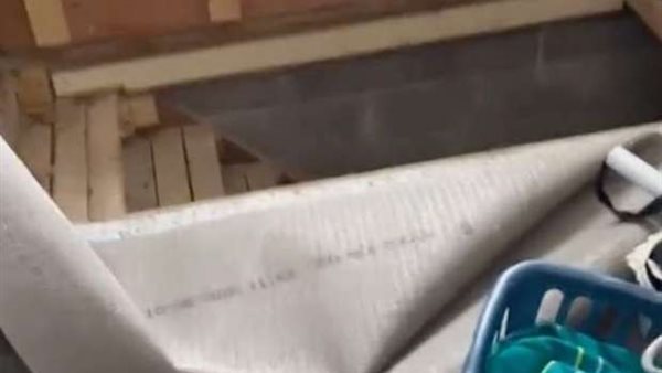 لحظات رعب.. امرأة تعثر على سر صادم أسفل أرضية منزلها الجديد | شاهد