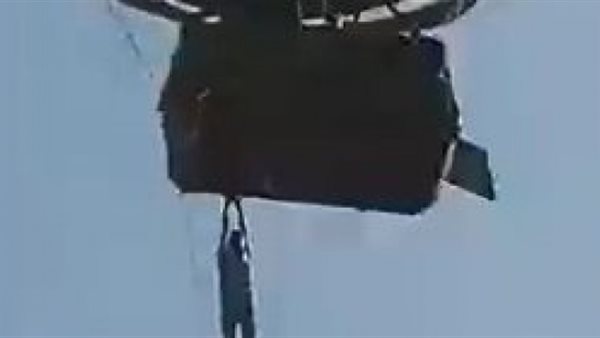 مشهد يحبس الأنفاس.. سقوط رجل من منطاد وظل عالقًا في الهواء