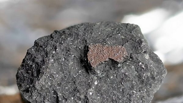 كنوز السماء.. سقوط صخرة بحجم 300 جرام يحول حياة سكان قرية إلى جنة | شاهد