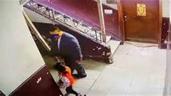 جريت في الشارع .. أول فيديو للحظة هروب طفلة المعادي بعد تعرضها للتحرش | شاهد