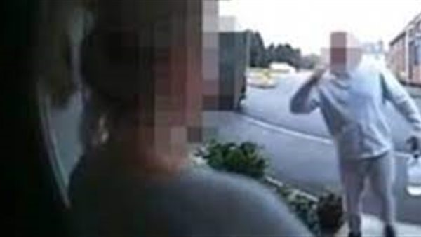 كاميرا فوق الباب.. زوجة تكشف خيانة زوجها في مقطع فيديو