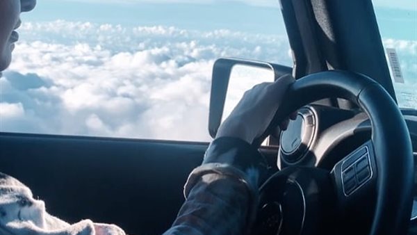 لن تصدق.. فيديو لسيدة تحلق بسيارتها عبر السحب يثير الذهول | شاهد