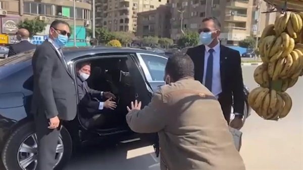 عينيا بس كدة .. ماذا طلب بائع الفاكهة من السيسي وكيف رد الرئيس عليه | شاهد