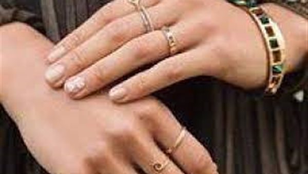 الإفتاء تحسم الجدل ..هل يجوز للمرأة أن تلبس الخاتم فى السبابة؟