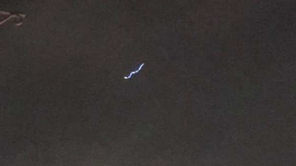 ثعبان السماء أم شهاب..جسم غريب يثير الذعر بالمحلة