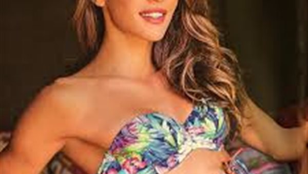 صور مثيرة ..من هي الحسناء التي شاركت عمرو دياب حفلته ؟ | شاهد