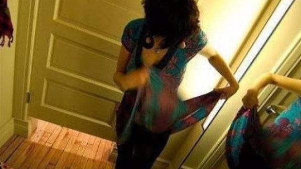 الإفتاء تحسم الجدل حول الحديث عن تغيير المرأة لملابسها في غير بيتها