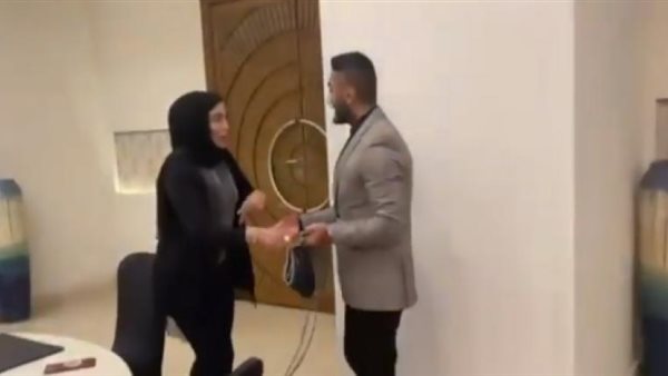 هاتوا لي مية بسكر.. رد فعل غريب من ملكة جمال سابقة عند رؤيتها تامر حسني | فيديو