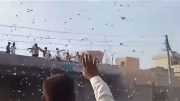 مشاهد لا تصدق..أهل عروسين يغرقون المارة بالأموال