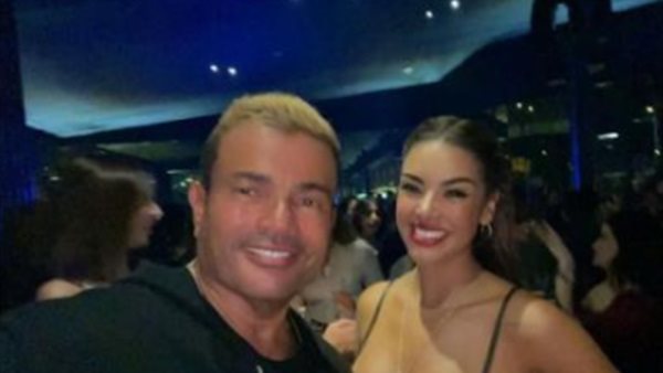 صاحبة الصور المثيرة .. من هي الراقصة بدرة التي ظهرت مع عمرو دياب ؟ | شاهد