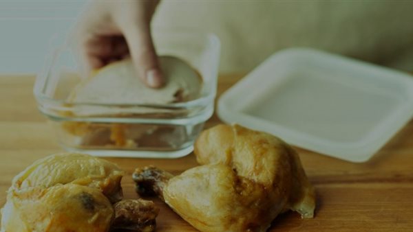 لا تتناوله أبدًا في هذه الحالة.. تعرف على مدة صلاحية الدجاج المطبوخ داخل الثلاجة