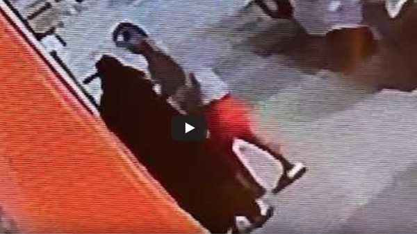 التحرش بسيدة مسنة ومنتقبة .. حكاية فيديو أثار الغضب في السعودية | شاهد