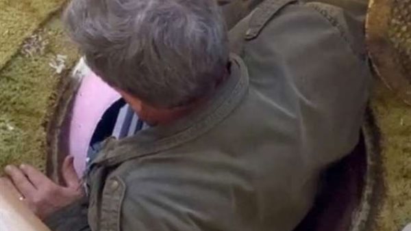 لن تتخيلها.. سيدة تعثر على مفاجأة صادمة في غرفة نومها | شاهد