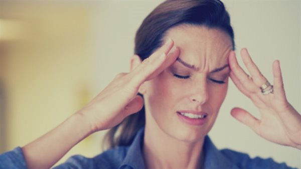 لا تلجأ إلى المسكنات.. حل سحري موجود في كل منزل للتخلص تمامًا من الصداع