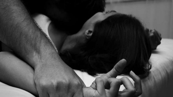 تحت تهديد السلاح..فنانة مشهورة تروي تفاصيل اغتصابها بالجيزة