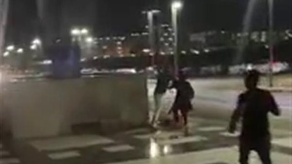 مشاهد صادمة .. شاب يتحرش ببائعة بلالين بالغردقة | فيديو