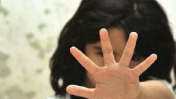 قفشته في الدولاب.. القصة الكاملة لتسليم سيدة عشيق طفلتها للشرطة