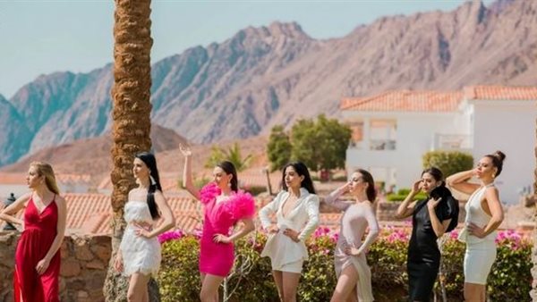 شاهد.. أول جلسة تصوير لمتسابقات ملكة جمال الكون 2021 في دهب 