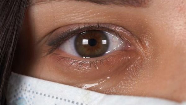  3 علامات تؤكد إصابتك بالعدوى..كورونا وصل العين