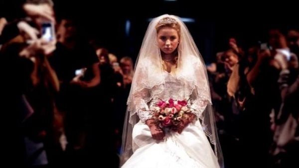 الإفتاء تحسم الجدل وتوضح حكم اشتراط العصمة بيد الزوجة