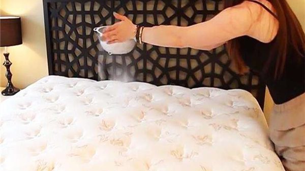 لن تتخيل..ماذا يحدث عند وضع بيكربونات الصودا على مرتبة السرير؟