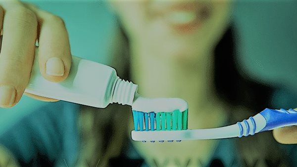 للمدخنين .. مادة وحيدة تعيد بياض الأسنان
