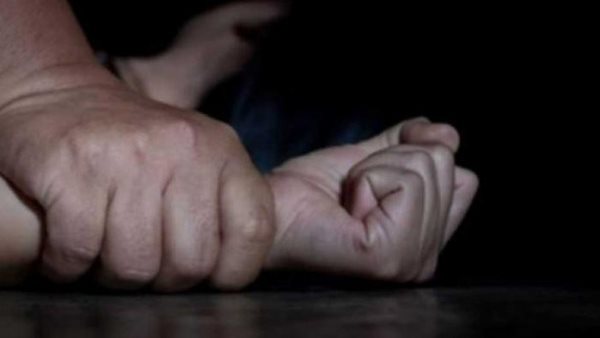 جريمة بشعة.. رجلان يسحبان سيدة من سيارتها ويغتصبانها أمام أطفالها