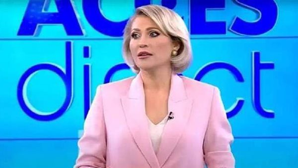 خلال بث مباشر.. امرأة عارية تقتحم الاستوديو وتهاجم مذيعة مشهورة | فيديو 