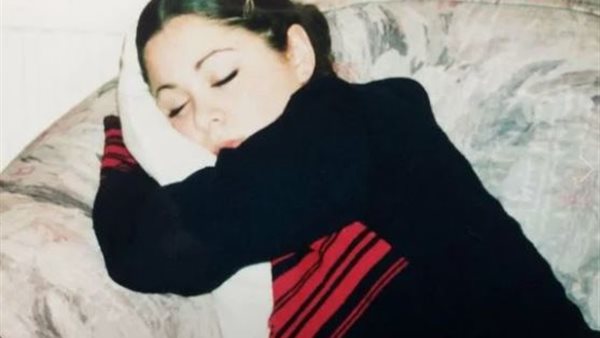 بسبب هذا المرض.. سيدة تبقي رأسها في الأرض ولا تنظر إلى أحد | شاهد