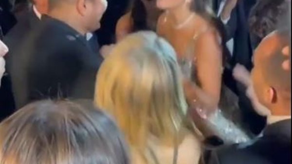 انشغلت عن عريسها.. عروس تثير السخرية بالرقص مع عمرو دياب | شاهد