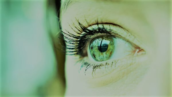 أمر نادر جدا .. إمرأة تبكي دماً من عينها في هذه الفترة | شاهد